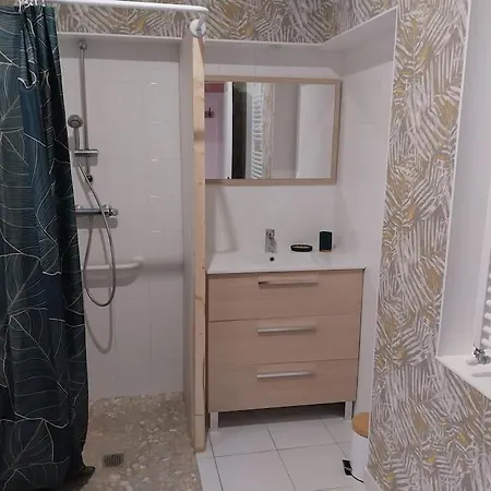 Дом отдыха Maison De Bourg Au Calme Сен-Ирье-сюр-Шарант
